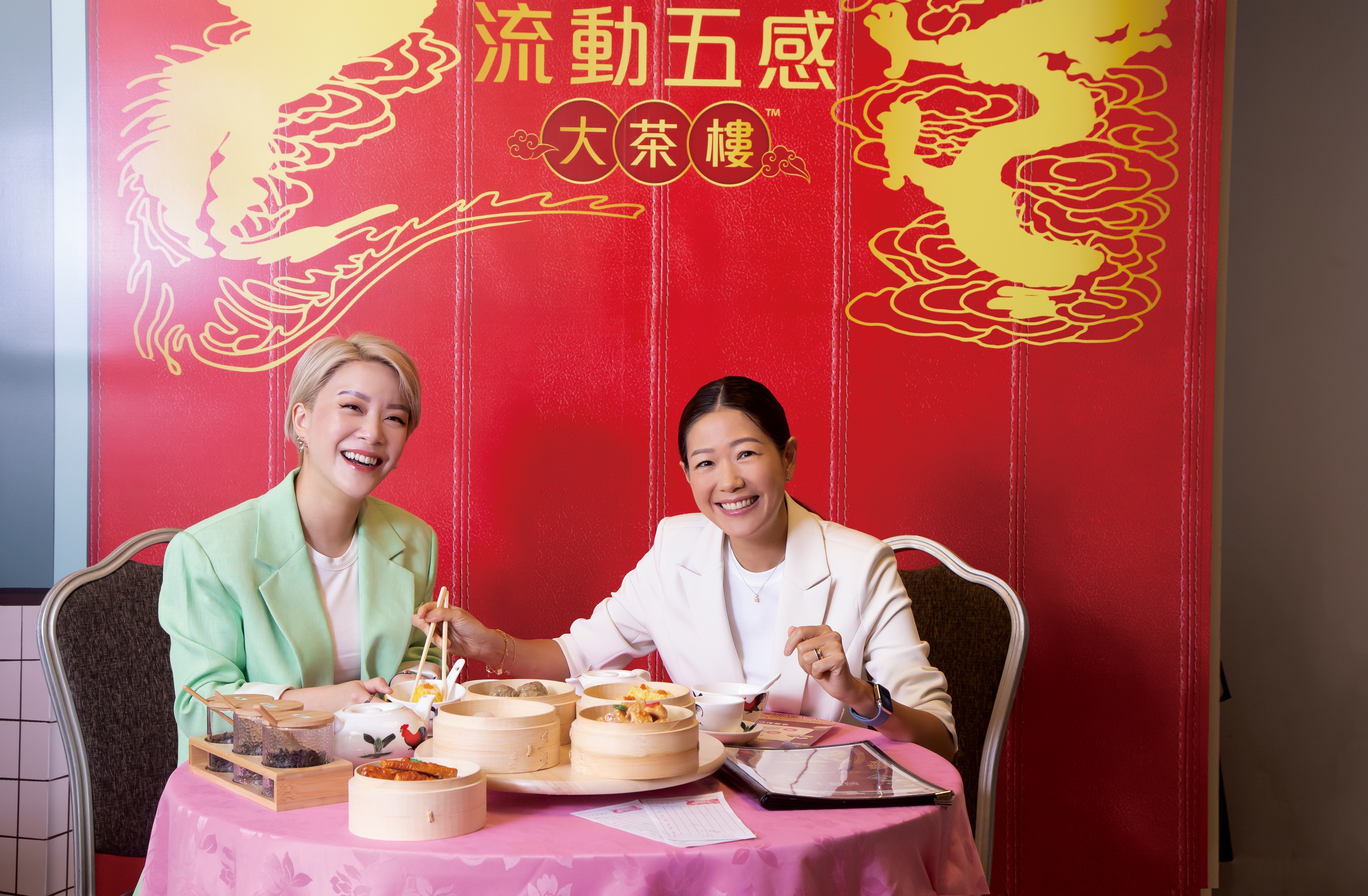 疫情後的今天，很高興能夠再次與Queenie相聚，而且置身於流動大茶樓之間，感覺更親切。