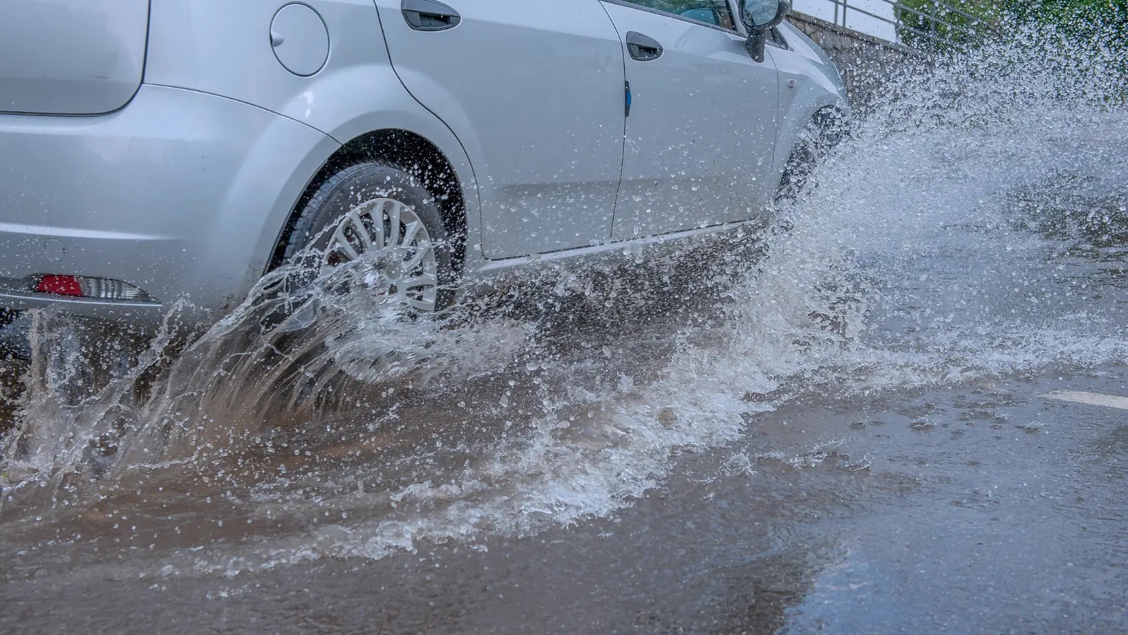 暴雨水浸容易入水壞車 甚至車輛報銷