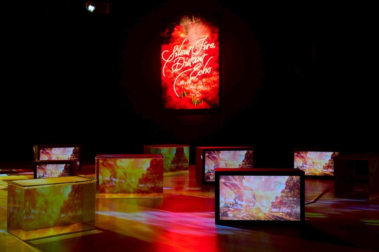 蜷川實花曾於半年前籌備展覽期間秘密造訪台北，並深入觀光景點及社區巷弄拍照取材。她將這些精華作品濃縮在「生命的呼吸」展區中，大家只要仔細觀察投射在水箱的影像作品，就會發現台北街景、寺廟和巷弄的蹤影。