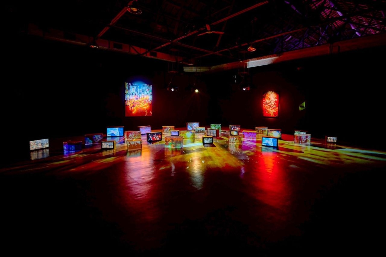 「生命的呼吸」展區透過濃烈的霓虹燈光及水箱裝置，呈現都市生命氣息，這個如夢似幻的光影異境引領觀眾走進蜷川實花的奇幻世界。