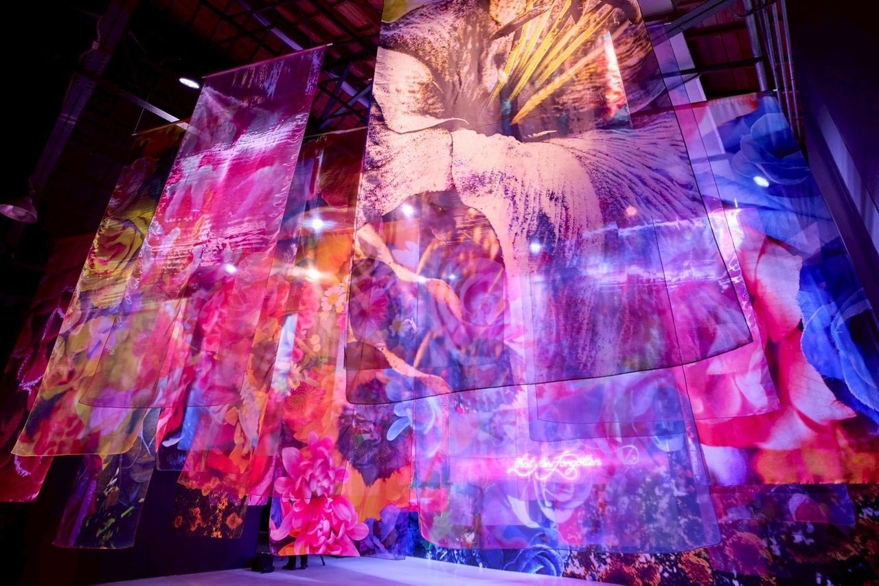 未曾於京都展亮相的「生命的殘骸」展區這次於台北展覽中首度曝光，印有巨大花朵的布幔從天垂落而下，層層交疊出人造花殘影。