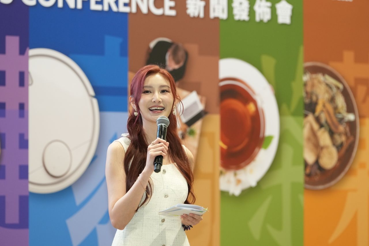 藝人沈殷怡於新聞發佈會上率先開箱介紹「Live Well．Stay Well」五大主題日及精選產品。