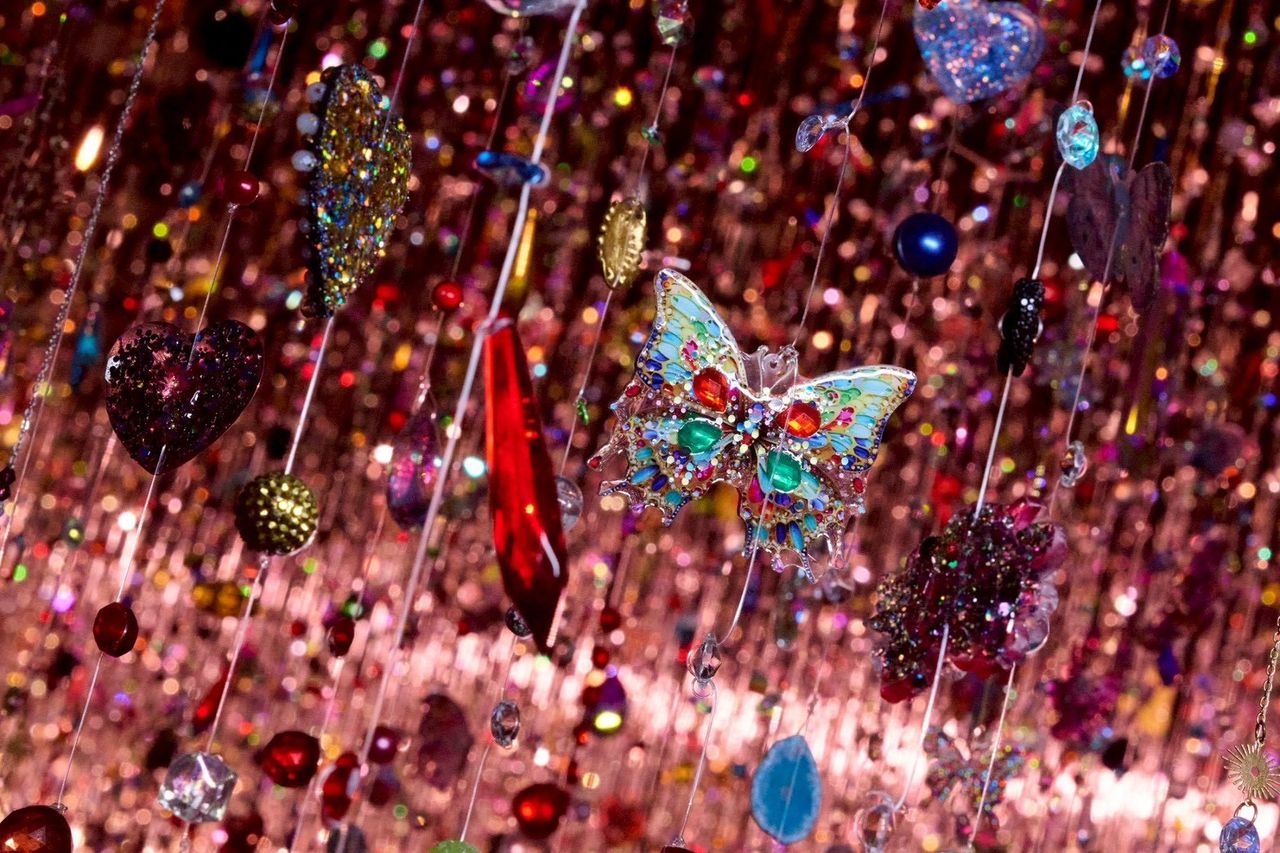 置身於「光之細語，色彩之夢」展區，蝴蝶、花朵、愛心、眼睛及水晶在光線折射下閃爍出無數變幻色彩。