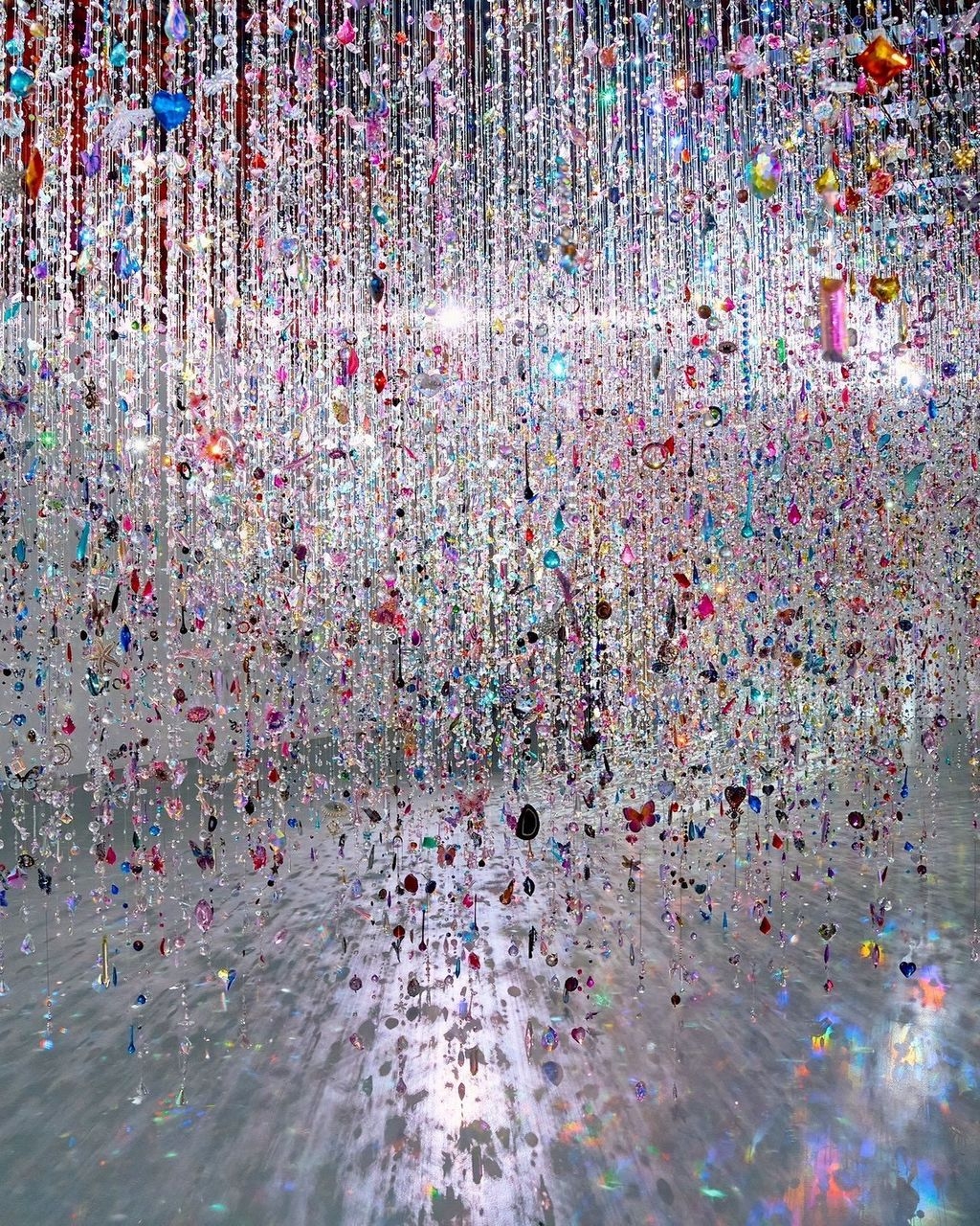 「光之細語，色彩之夢」展區讓人猶如走進了璀璨的珠寶盒，每個角度都能欣賞到獨特的光影變化。