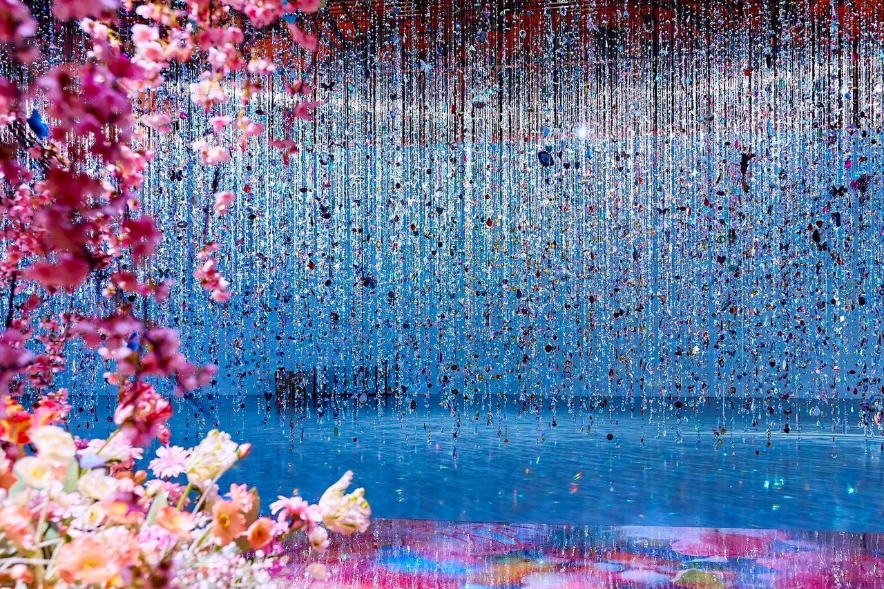 全面升級的「光之細語，色彩之夢」展區由2,000條水晶串飾建構成閃耀奪目的夢幻空間。