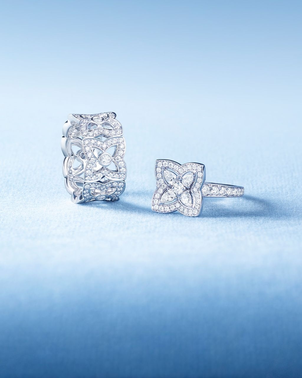 2025七夕情人節禮物 De Beers 全新 Enchanted Lotus Bloom 18K白金鑽石18K白金鑽石戒指_形象圖.jpg