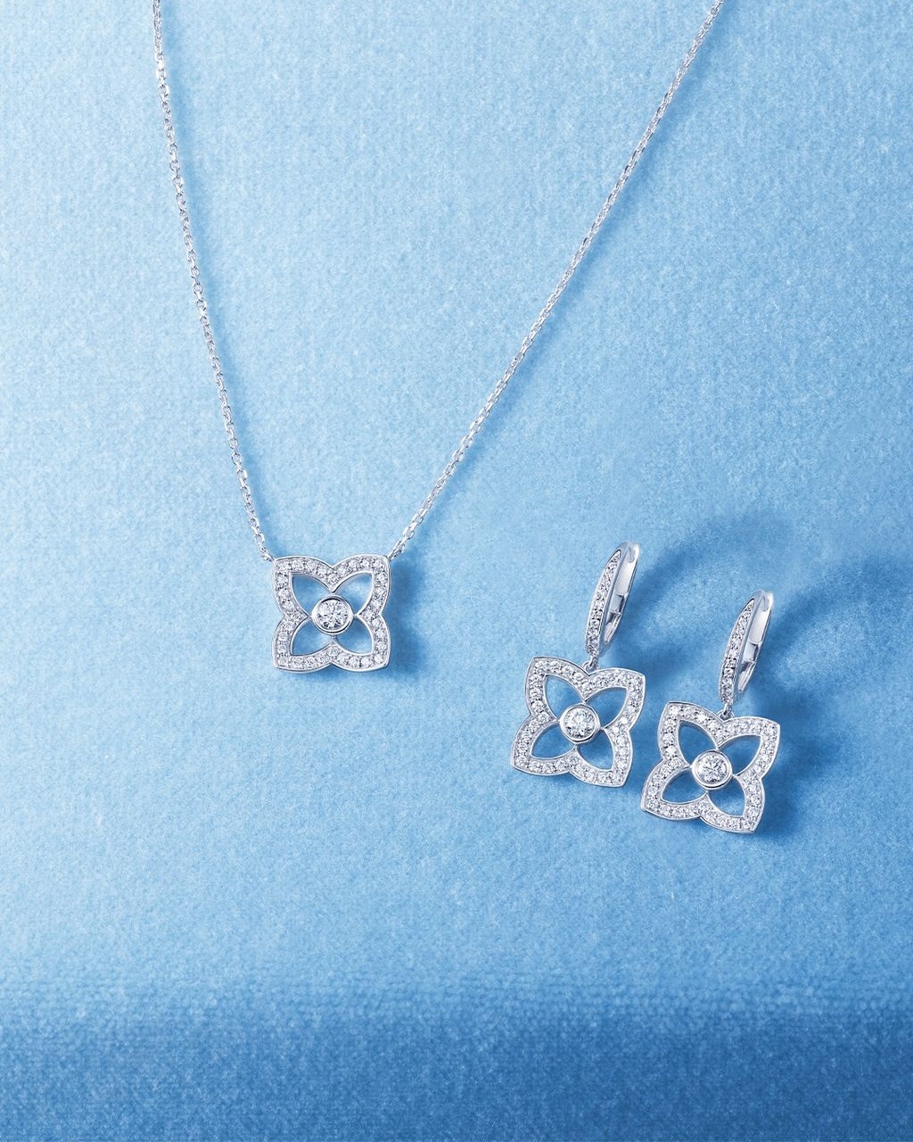 2025七夕情人節禮物 De Beers 全新 Enchanted Lotus Bloom 18K白金鑽石吊墜項鍊與垂墜式耳環_形象圖.jpg