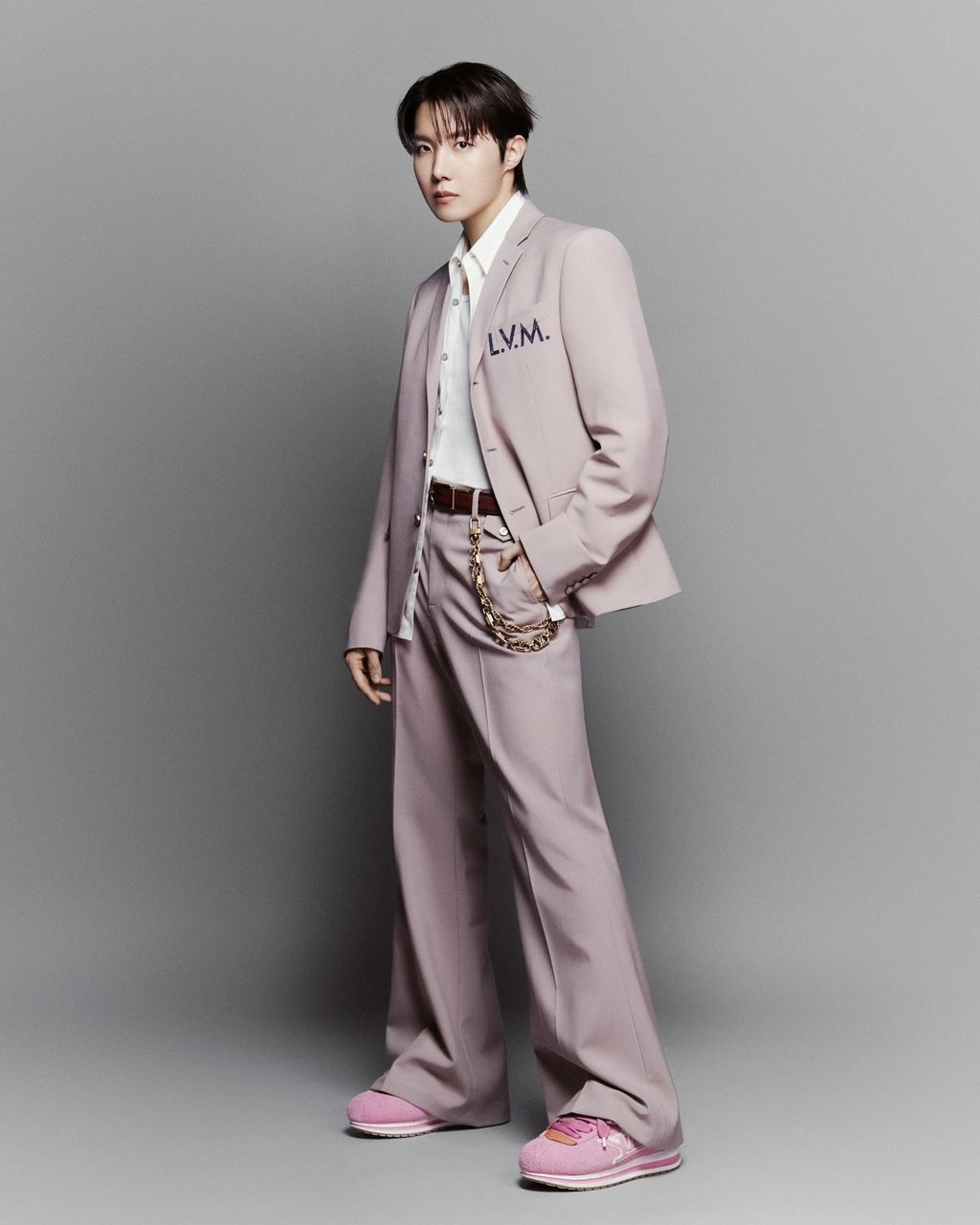 Louis Vuitton攜手j-hope推出聯名運動鞋 