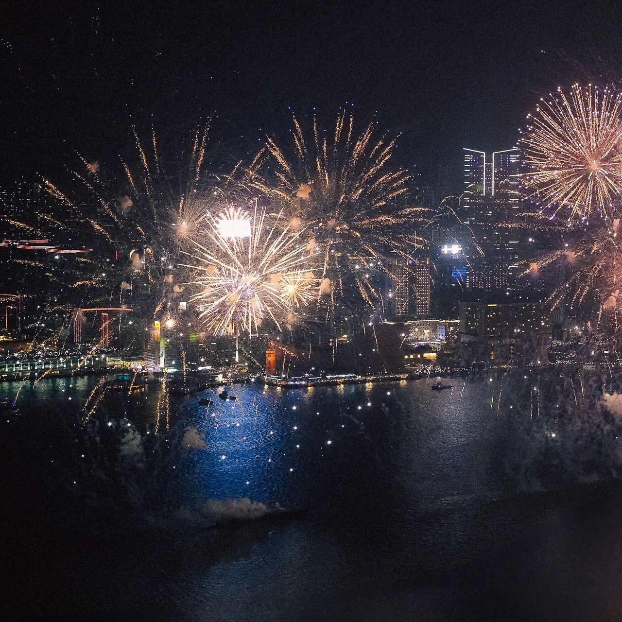 年初二煙花餐廳推介_大家可以一邊享用美酒佳餚，一邊欣賞璀璨壯麗的煙花匯演，為新一年帶來好運與喜悅。