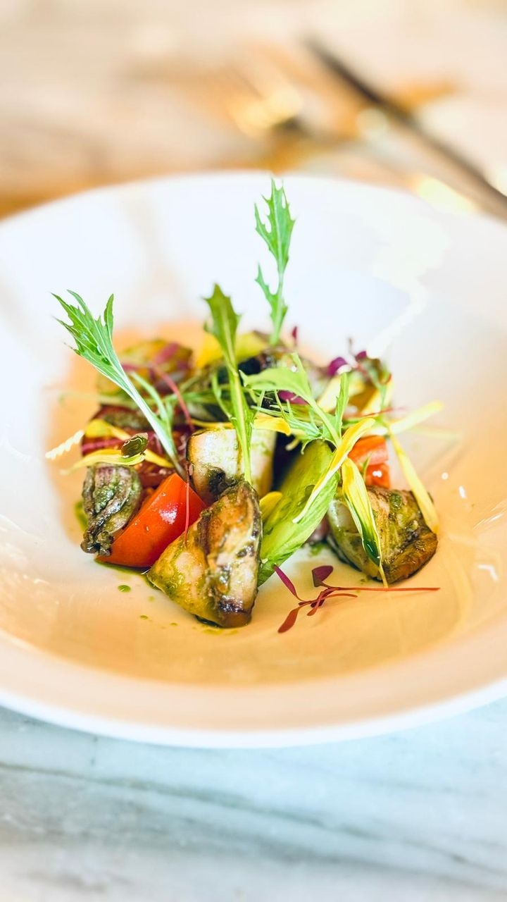 1111 ONES Restaurant & Lounge_CALAMARI, pesto verde, heirloom tomatoes