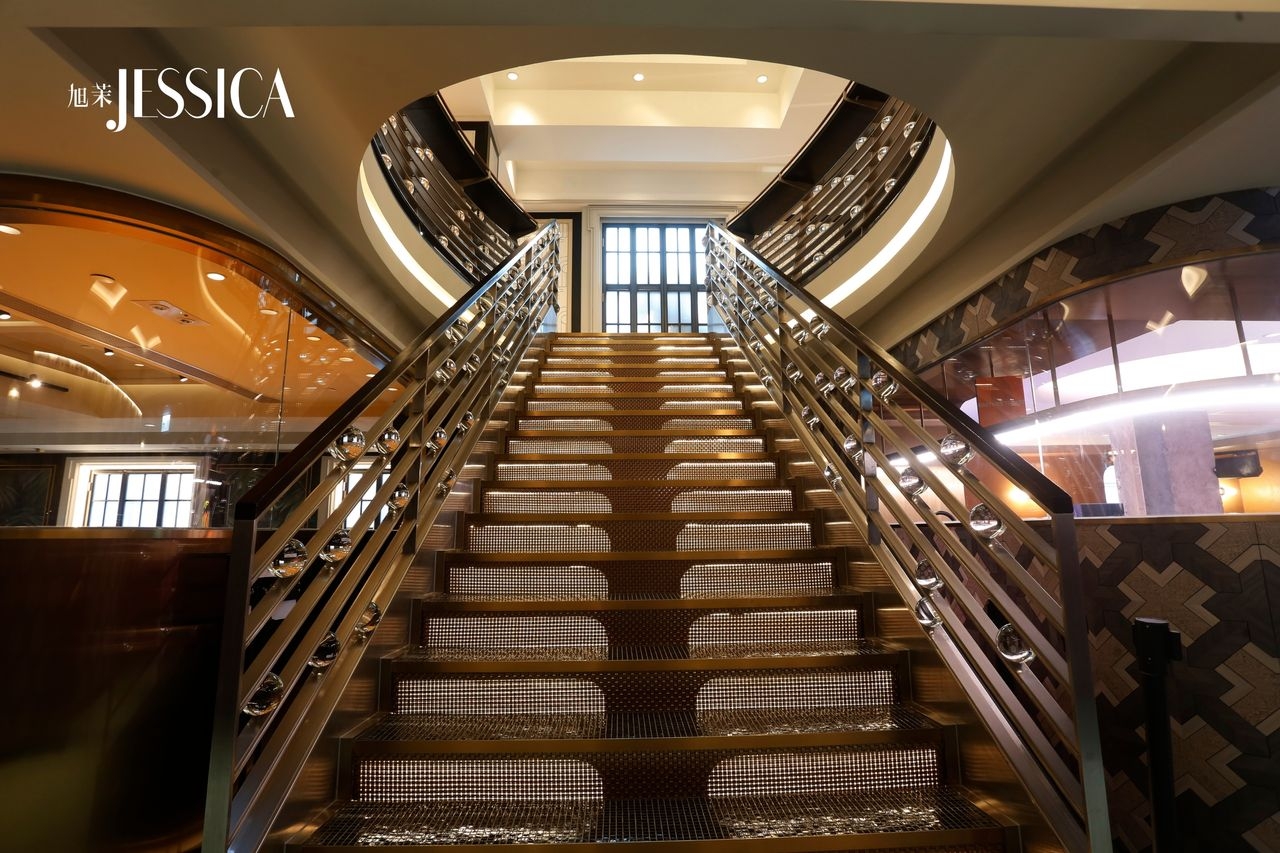 THE品PIN_從昔日Kee Club保留下來的馬蹄形樓梯將6樓「THE KEY」與7樓「TRIPLE」連接起來。