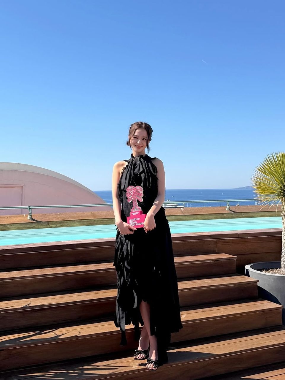 Jisoo 就獲頒「Madame Figaro Rising Star Award」(費加洛女士新星獎)獎項
