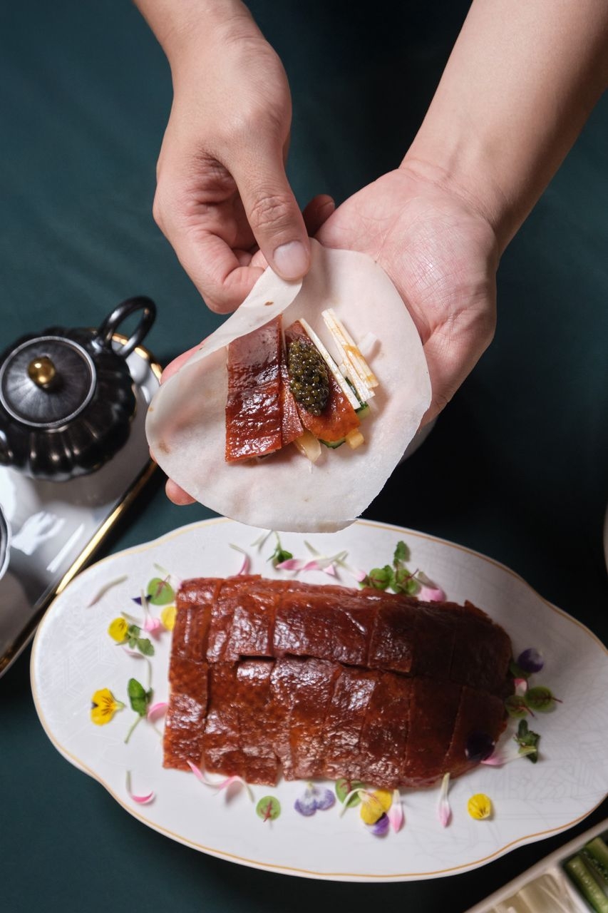 團年飯介2026_北京烤鴨配荷葉餅、青瓜、京蔥、哈密瓜、魚子醬