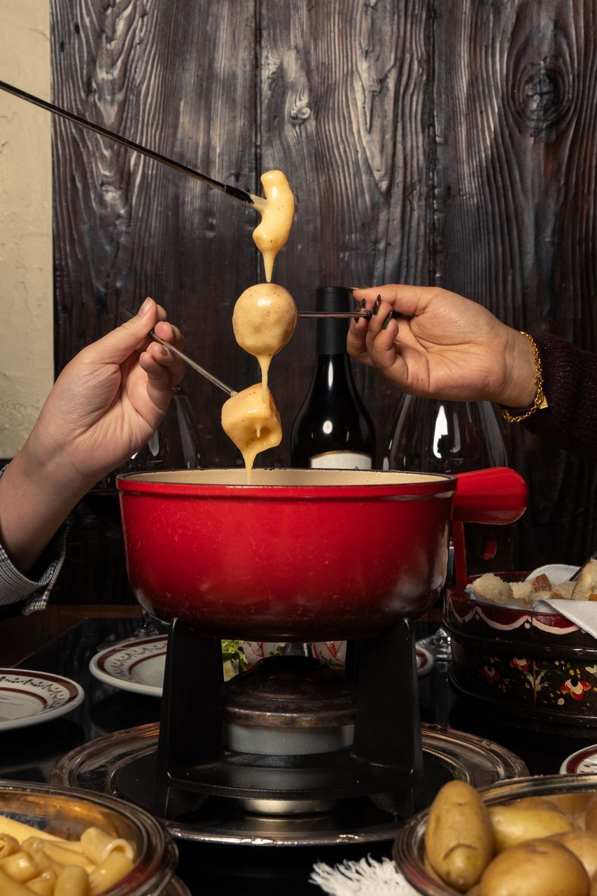 「黑松露雜菌芝士火鍋」配法式麵包