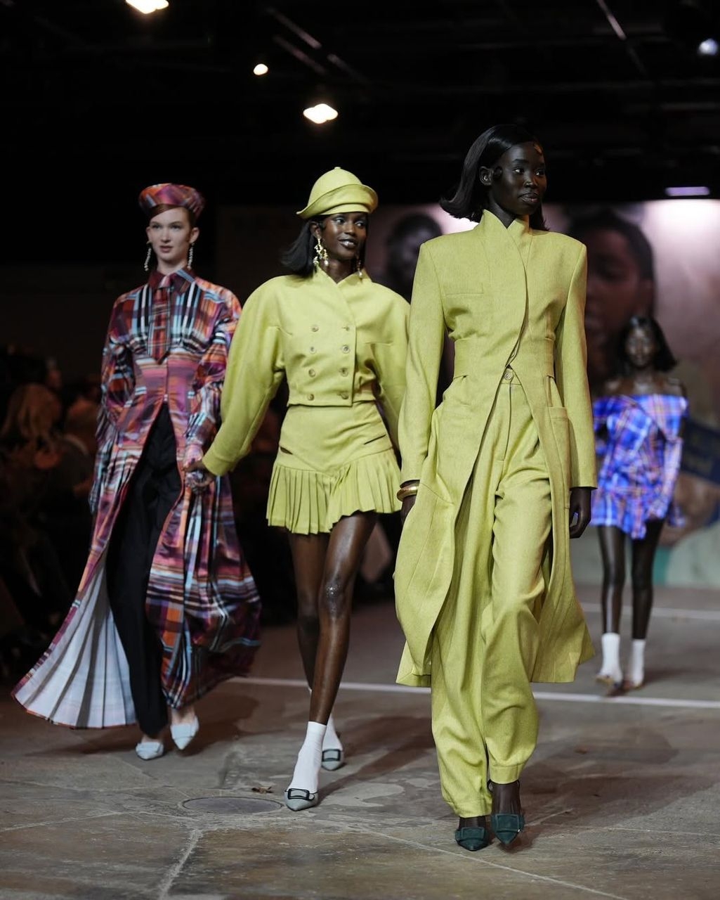 英王查理斯三世驚喜現身Tolu Coker時裝騷