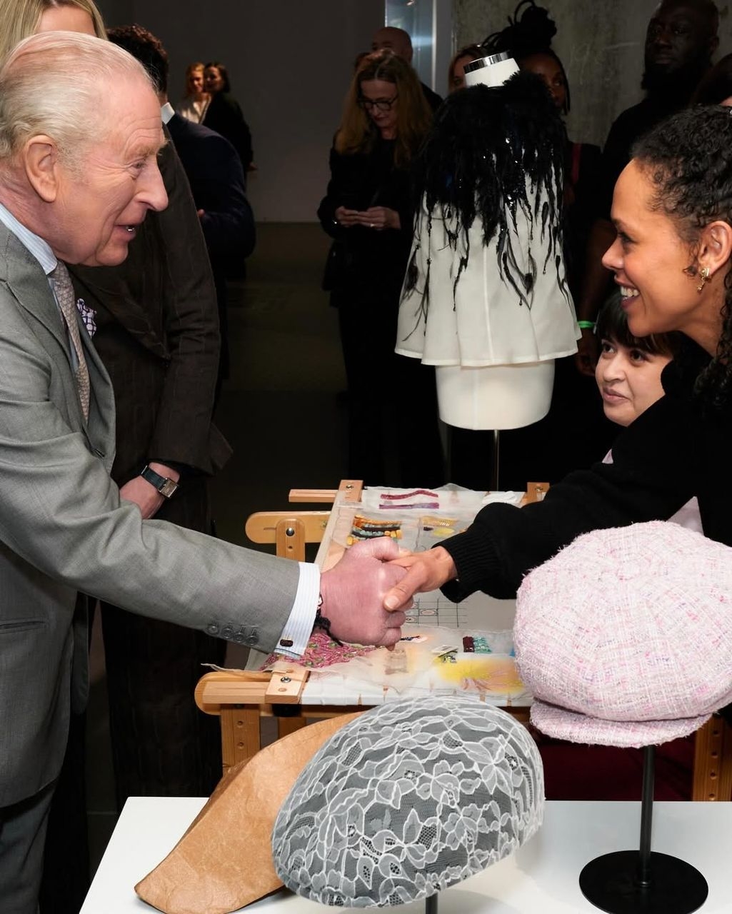 英王查理斯三世驚喜現身Tolu Coker時裝騷