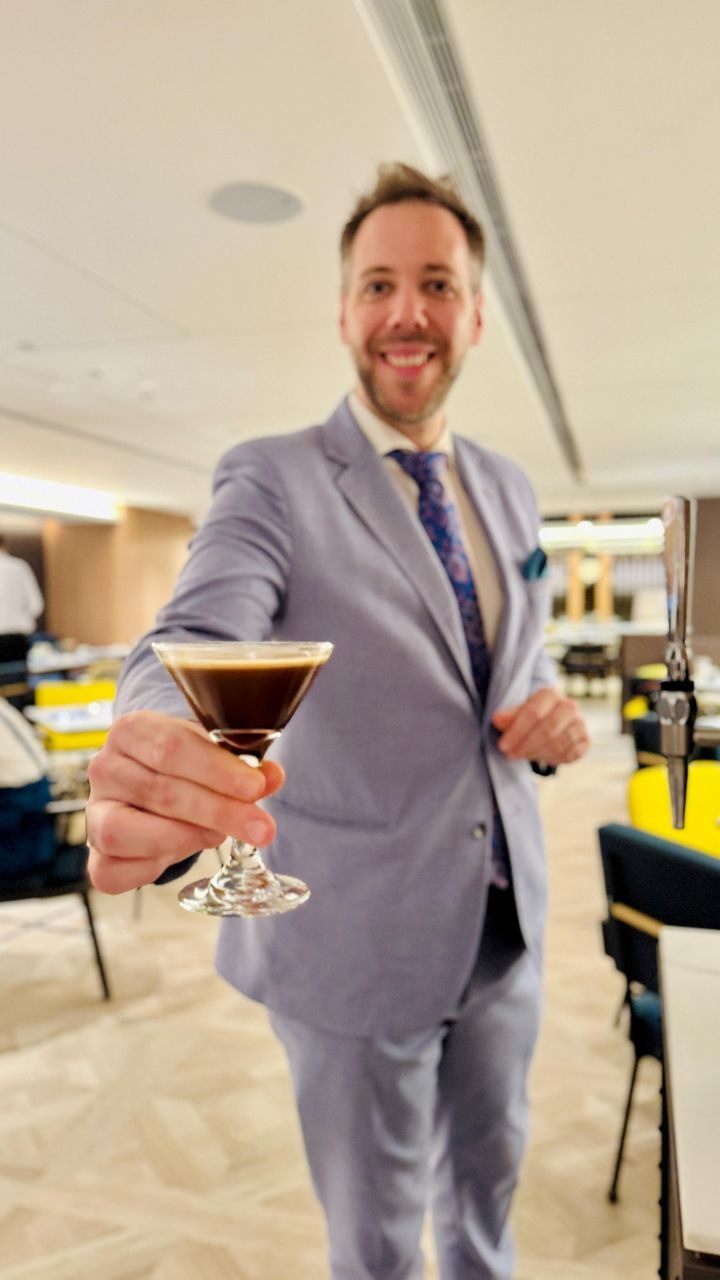 餐廳設有流動葡萄酒手推車,並供應精選雞尾酒,例如Espresso Martini on tap。