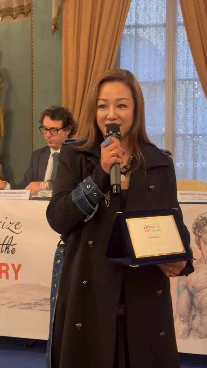 Prudence再度揚威國際藝壇,她早前獲頒「2026 “International Artist Award - Artist in the Art History”, Italy」,並親身前往意大利佛羅倫斯出席頒獎典禮。